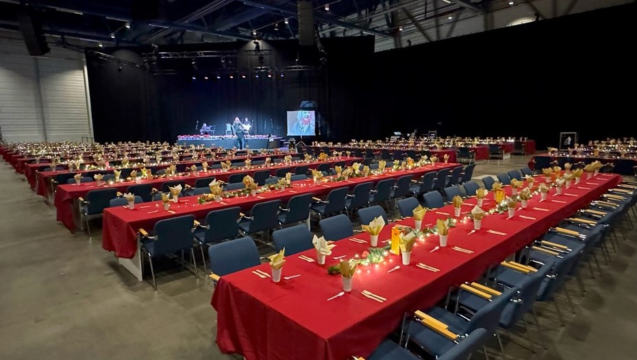 Благотворительный обед для нуждающихся, рассчитанный на 2 тыс. человек, не вместил всех желающих. Хельсинки, Финляндия.