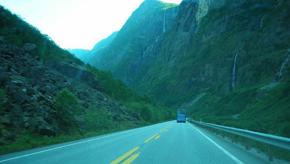 Дорога европейского маршрута E16 в Норвегии.