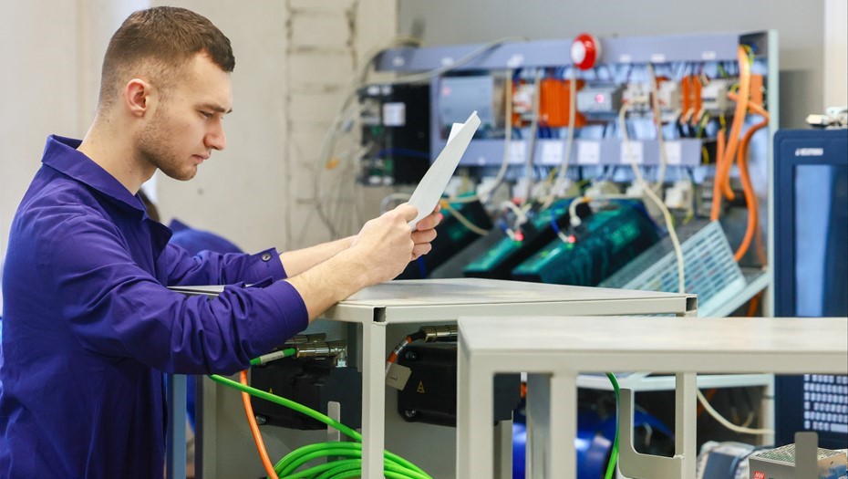 Одним из вызовов следующих лет станет массовое внедрение технологий ИИ, которые могут заменить реальных людей