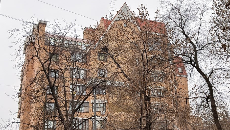 Вид на дом, в котором находится квартира певицы Ларисы Долиной, в Ксеньинском переулке Москвы