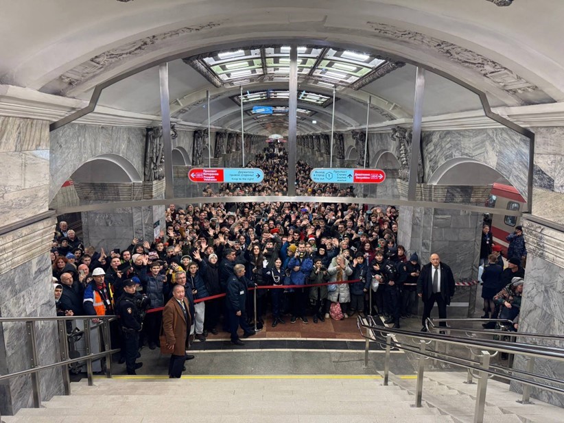 На открытие первого участка коричневой ветки метро в Петербурге пришли сотни людей.