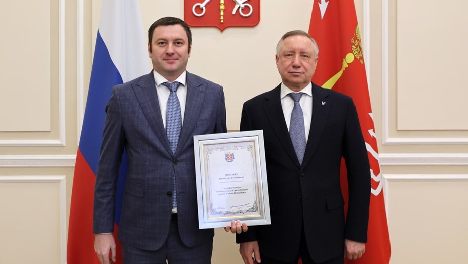 Губернатор Петербурга Александр Беглов вручил Валентину Енокаеву благодарность перед его уходом с поста главы Комтранса.