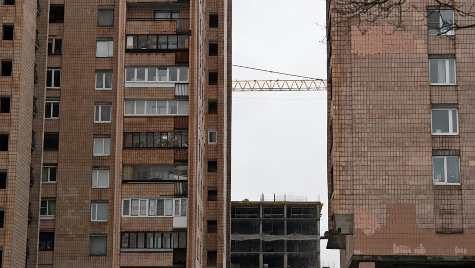 Строительство у метро "Площадь Мужества".