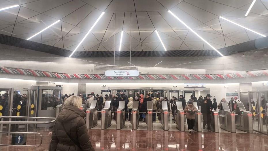 На станциях "Юго-Западная" и "Путиловская" выстроилась очередь за коллекционными жетонами На станциях "Юго-Западная" и "Путиловская" выстроилась очередь за коллекционными жетонами