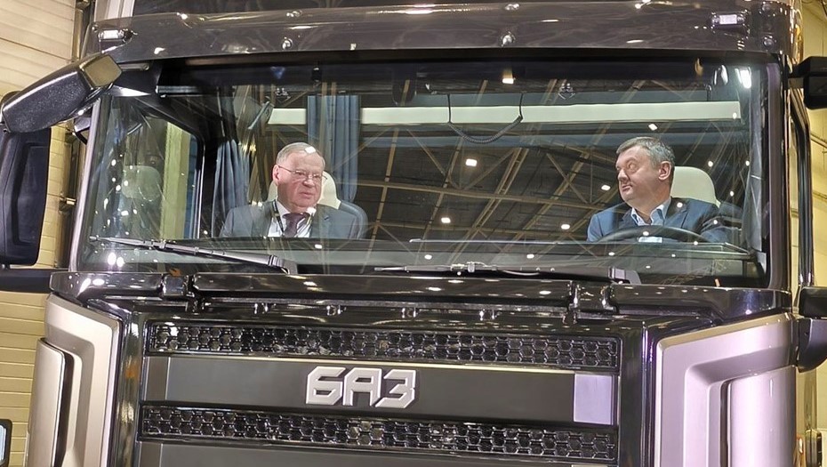 Глава Обуховского завода Михаил Подвязников и вице-губернатор Кирилл Поляков изучили внутренний интерьер кабины.