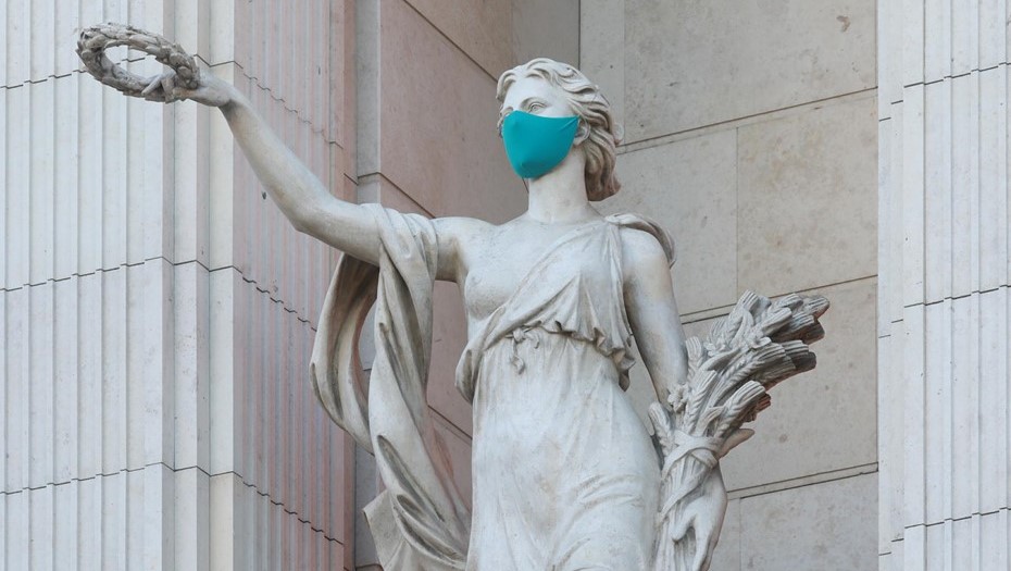 Коронавирусные ограничения продлили в Петербурге до конца 2026 года 