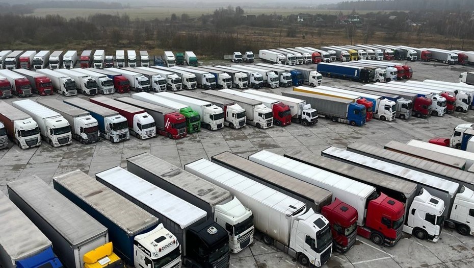 Фуры литовских перевозчиков на одной из спецстоянок в Белоруссии.