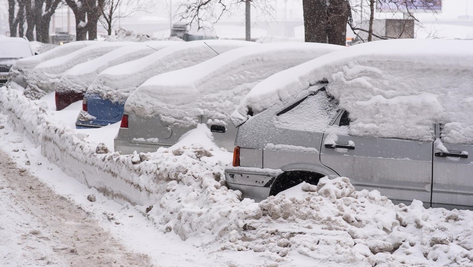 Припаркованные автомобили на Ушаковской наб.