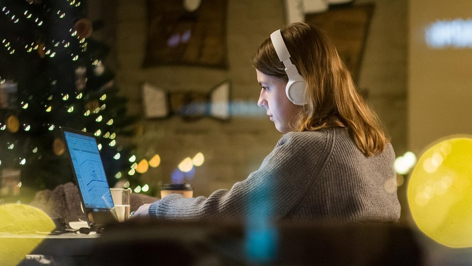 Посетители коворкинга работают за ноутбуками, настольными компьютерами.