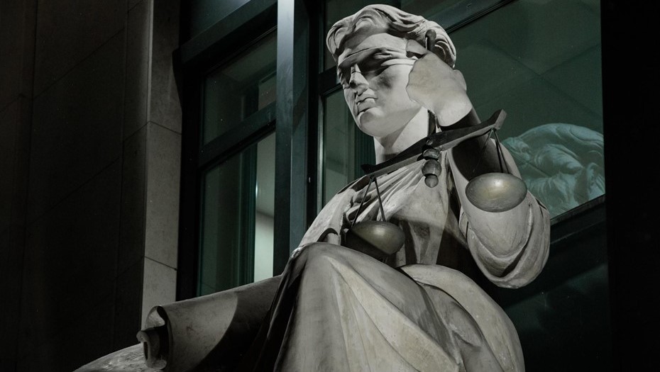 Петербурженка получит от ЖКС  компенсацию морального вреда за перелом стопы