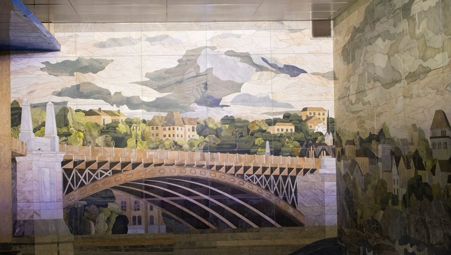 Панно в первом вестибюле метро "Дунайская" Панно в первом вестибюле метро "Дунайская"