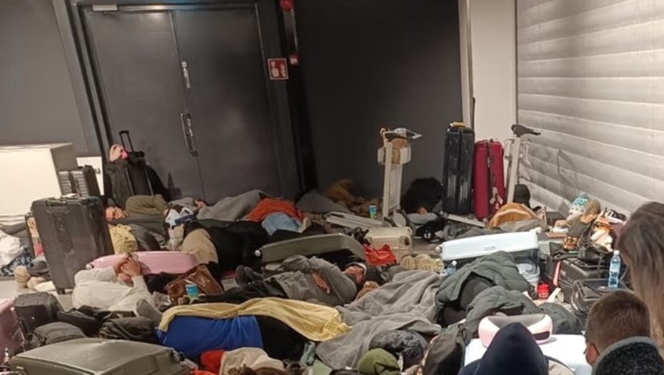 Ситуация в финском аэропорту Рованиеми после шторма.