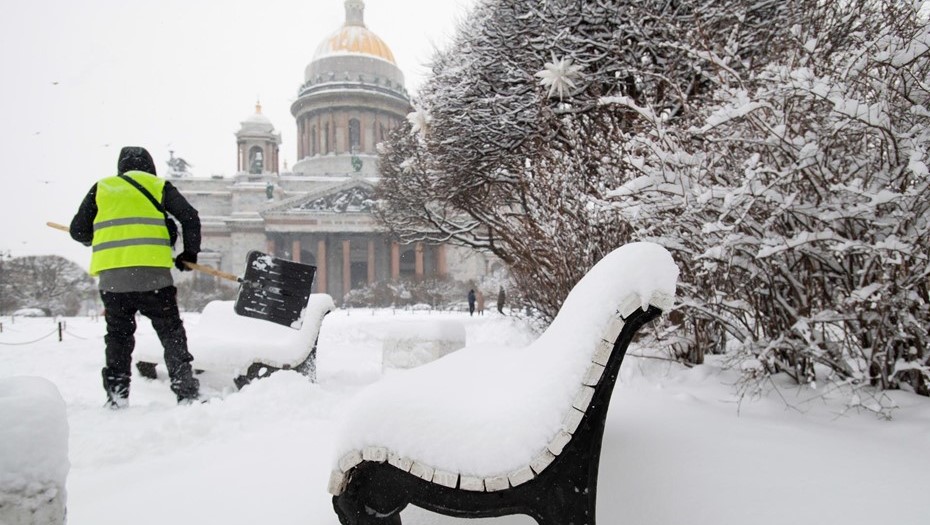 Уборка снега на Исаакиевской площади