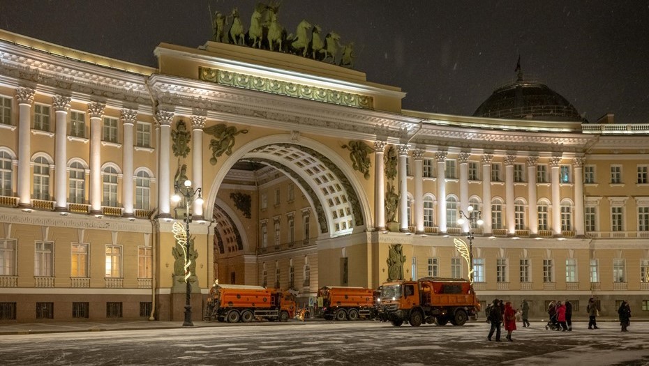 Дворцовая площадь. Уборочная техника чистит снег и разбрасывает противоледный реагент.