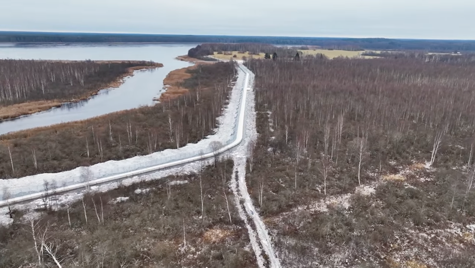 Вид на забор на границе Латвии и России. Снимок с видео.