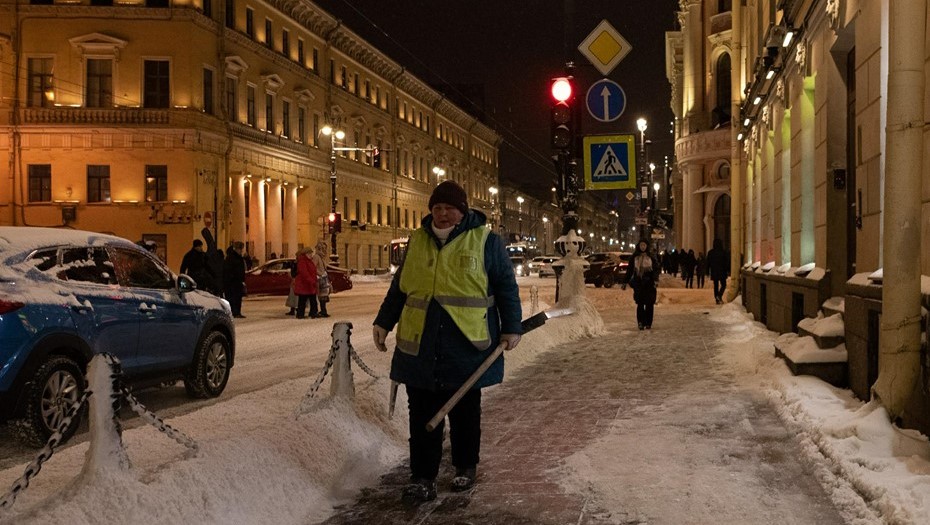 Работа коммунальных служб в снежном Петербурге