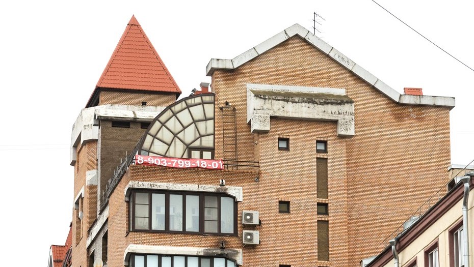 Жилой дом в Ксеньинском переулке, в котором находится квартира певицы Ларисы Долиной. Жилой дом в Ксеньинском переулке, в котором находится квартира певицы Ларисы Долиной.