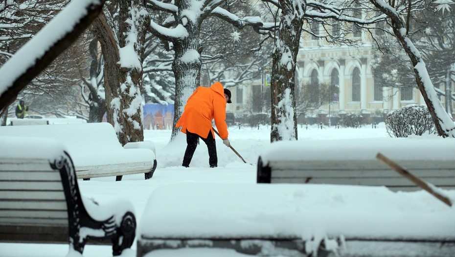 Коммунальные службы устраняют последствия предновогоднего снегопада в Петербурге Коммунальные службы устраняют последствия предновогоднего снегопада в Петербурге