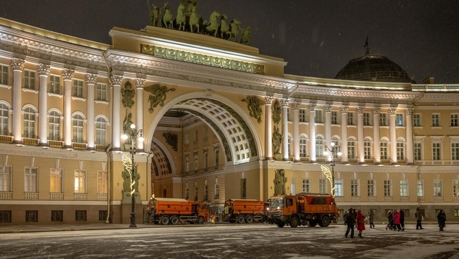 Уборочная техника чистит снег и разбрасывает противоледный реагент на Дворцовой площади