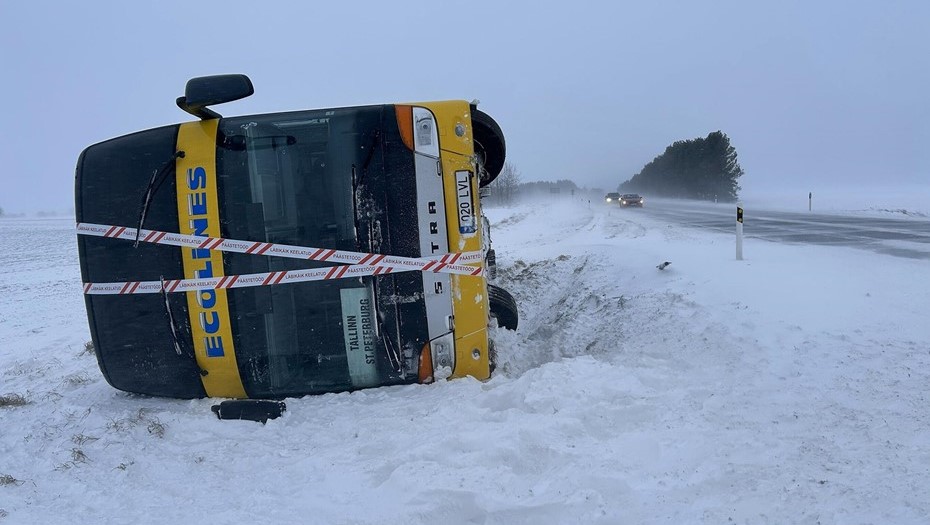 На трассе в Эстонии опрокинулся автобус компании Ecolines, следовавший в Петербург.