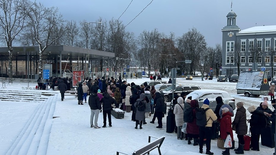 Очередь к границе с Россией. Нарва, Эстония. 29 декабря 2025 года.