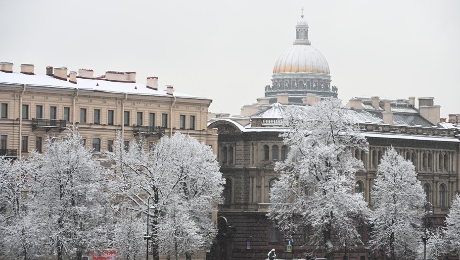 Петербург в канун Нового года укрыл снег и подморозило дороги