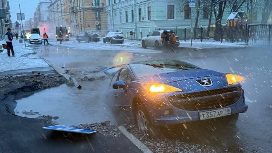 Прорыв трубопровода и провал грунта на 5-й Советской улице в Петербурге 30 декабря 
