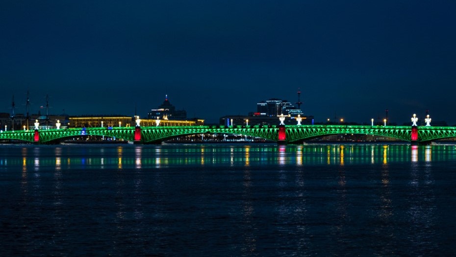 Новогодняя подсветка на мостах Петербурга 