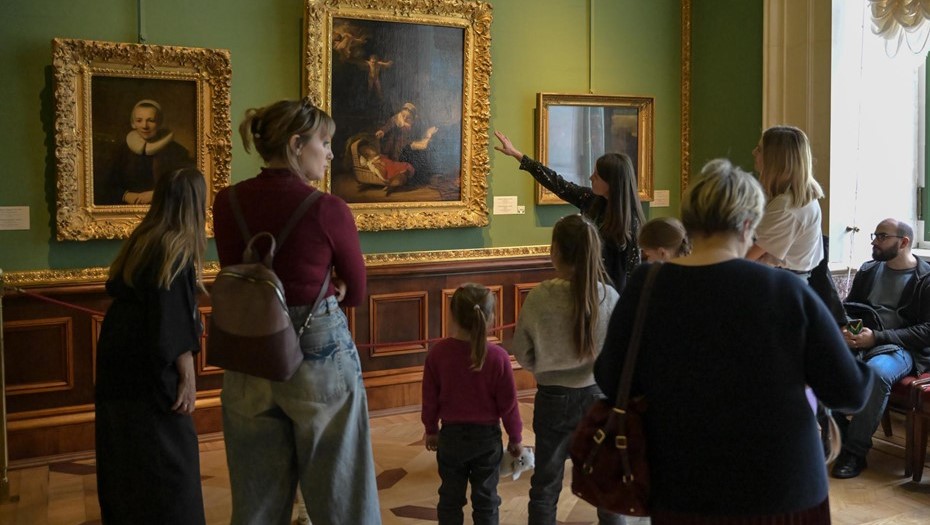 Туристы и жители Петербурга осматривают произведения искусства в музее Эрмитаж.