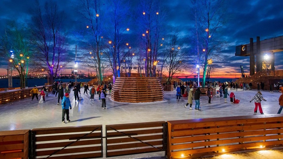 Горожане катаются на коньках в  "Севкабель Порт".