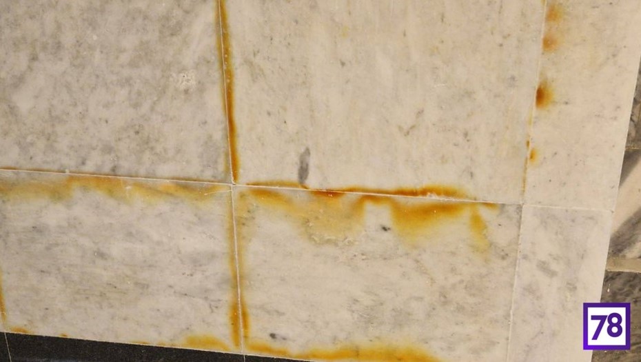 Подтёки на стенах перехода между "Кировским заводом" и "Путиловской" Подтёки на стенах перехода между "Кировским заводом" и "Путиловской"