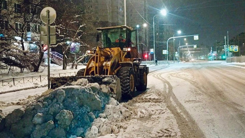 Более 20 тысяч тонн снега вывезли из Петербурга за сутки