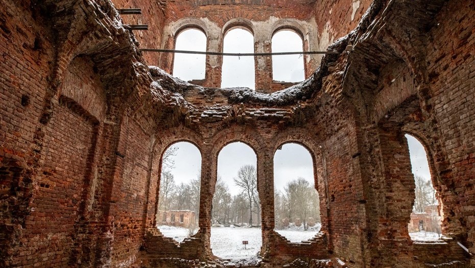 Руины дворянской усадьбы.