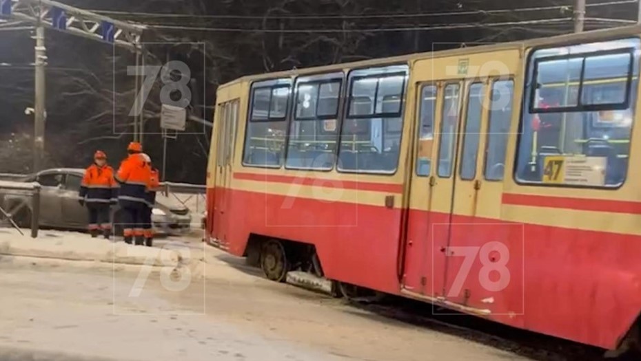 На проспекте Испытателей собралась пробка из-за ДТП с трамваем