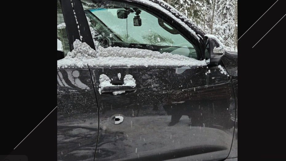 След от пули на автомобиле, в котором ехал убитый. След от пули на автомобиле, в котором ехал убитый.