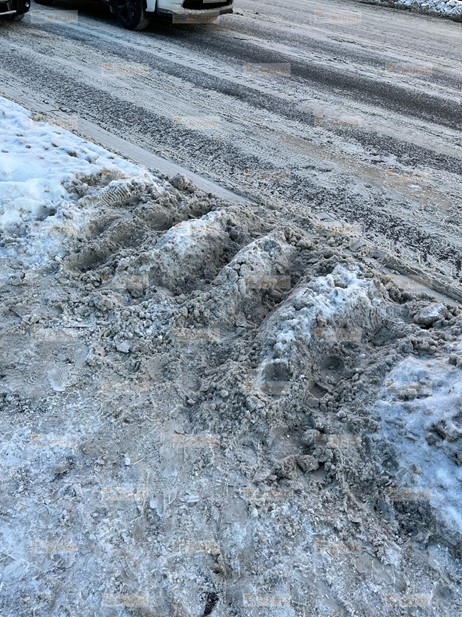 Пешеходный переход, заваленный снегом