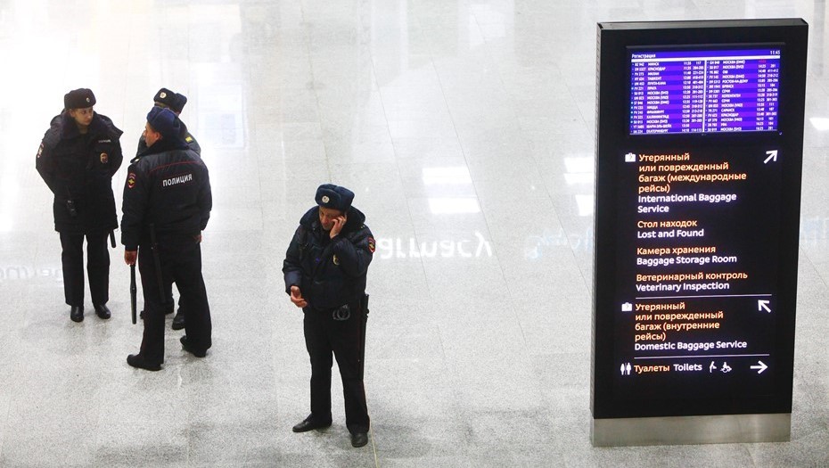 Сотрудники полиции в петербургском аэропорту Пулково