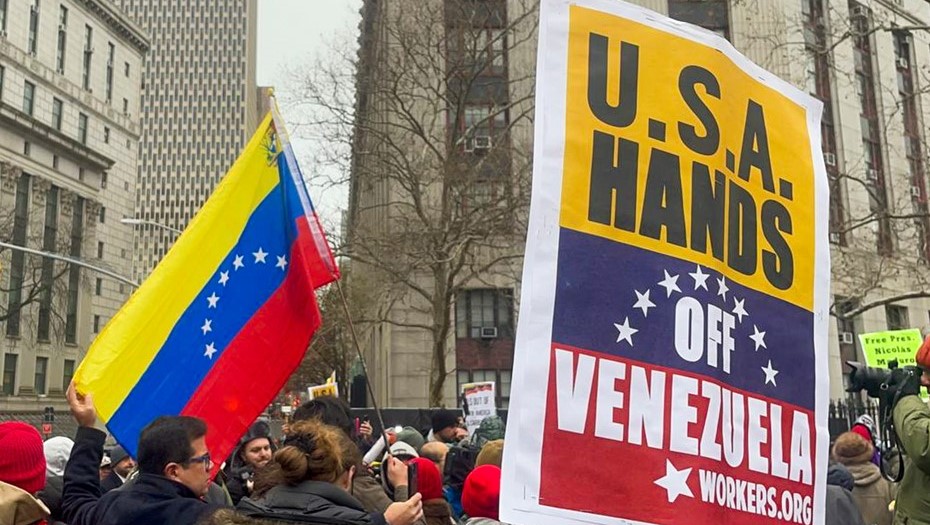 Протест против действий США в Венесуэле у здания федерального суда Нью-Йорка, куда ранее доставили президента Венесуэлы Николаса Мадуро.

