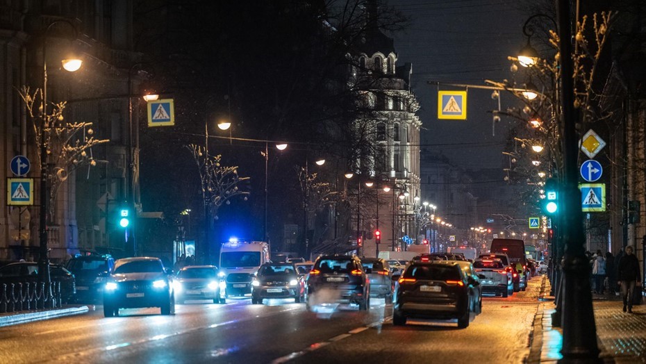 Каменноостровский проспект в вечерний час пик. Снегопад