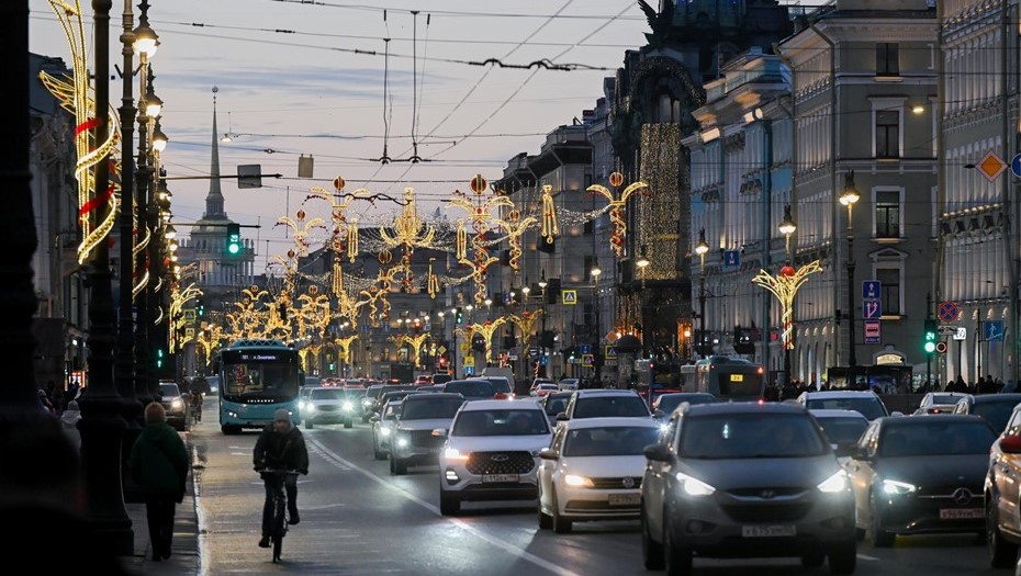 Вечерняя подсветка Невского проспекта в декабре. Вечерняя подсветка Невского проспекта в декабре.