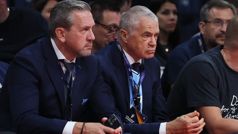 "Белград Арена". Суперкубок Единой лиги ВТБ по баскетболу. "Зенит" - Дубай. Главный директор БК "Зенит" Александр Церковный и председатель правления "Зенита" Александр Медведев (слева направо) во время матча.