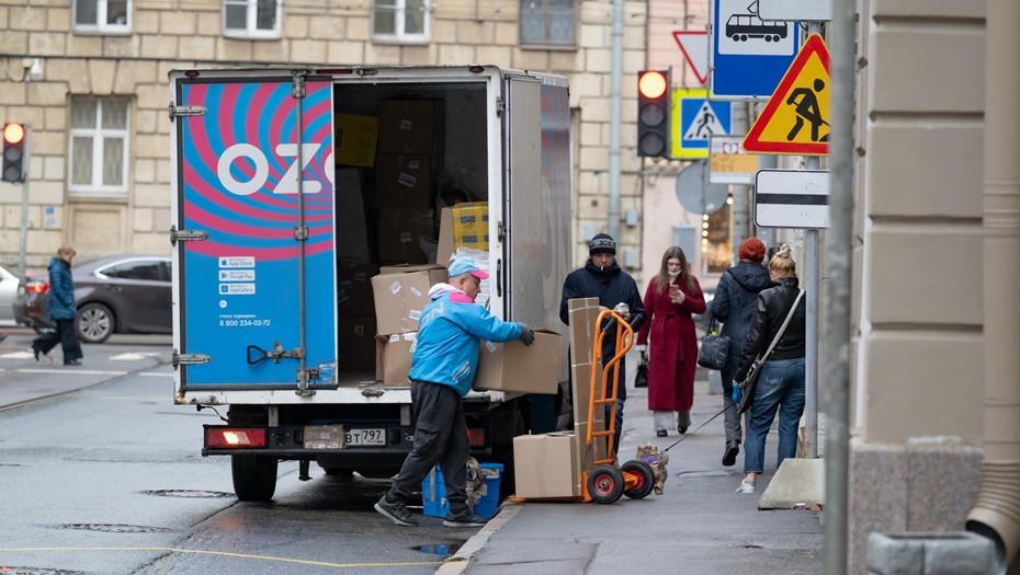 Грузовой автомобиль с раскраской Озон припаркован у ПВЗ