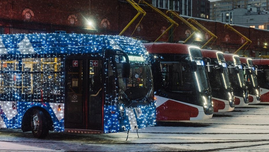 Новогодние троллейбусы и трамваи в Петербурге