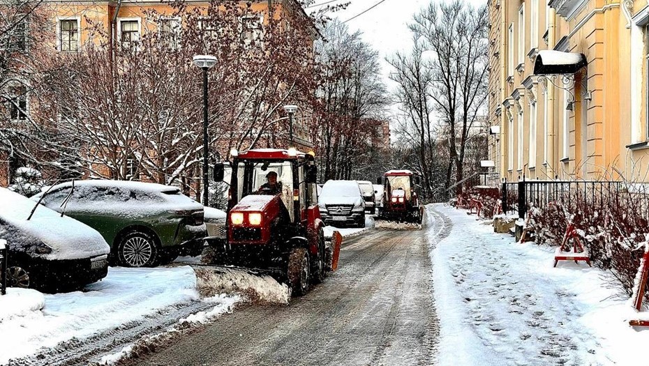В Петербурге кратно усилили уборку снега