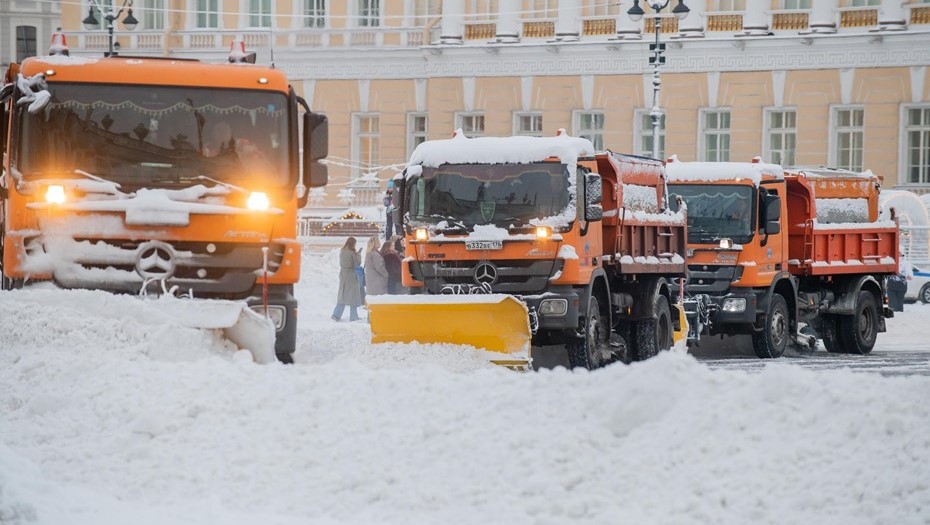 Снегоуборочная техника на Дворцовой площади