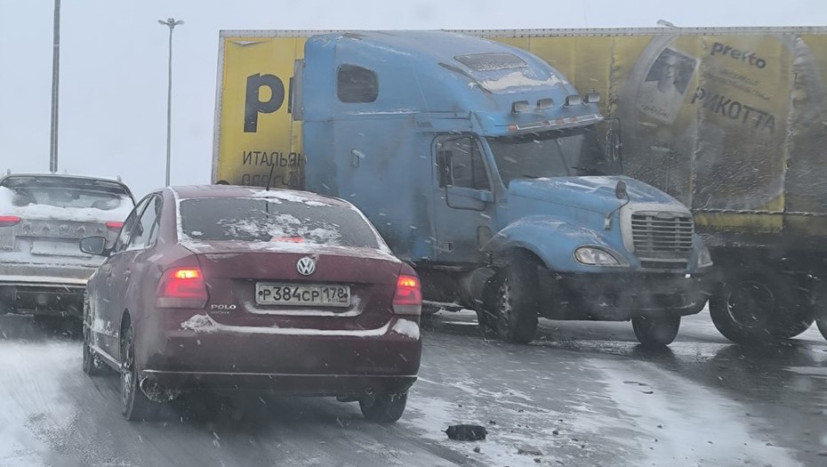 Авария на КАД тормозит движение на 26-м километре 