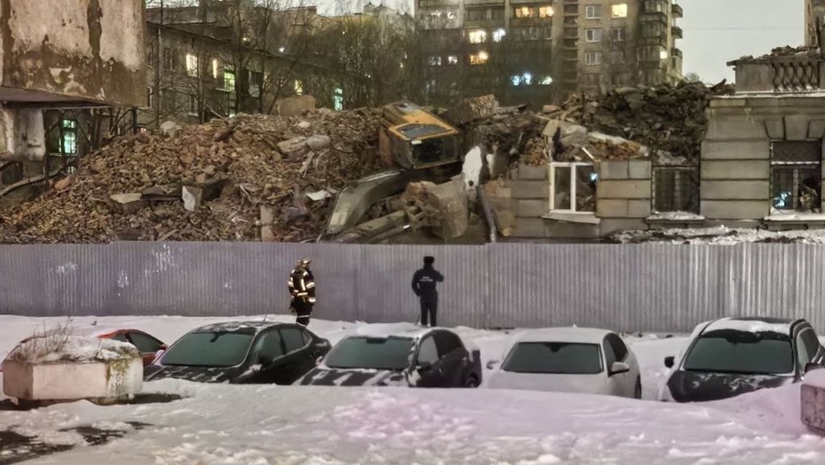 Экскаватор на груде разобранного здания ВНИИБ 10 января 