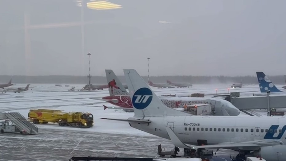 Петербургский аэропорт во время снегопада Петербургский аэропорт во время снегопада
