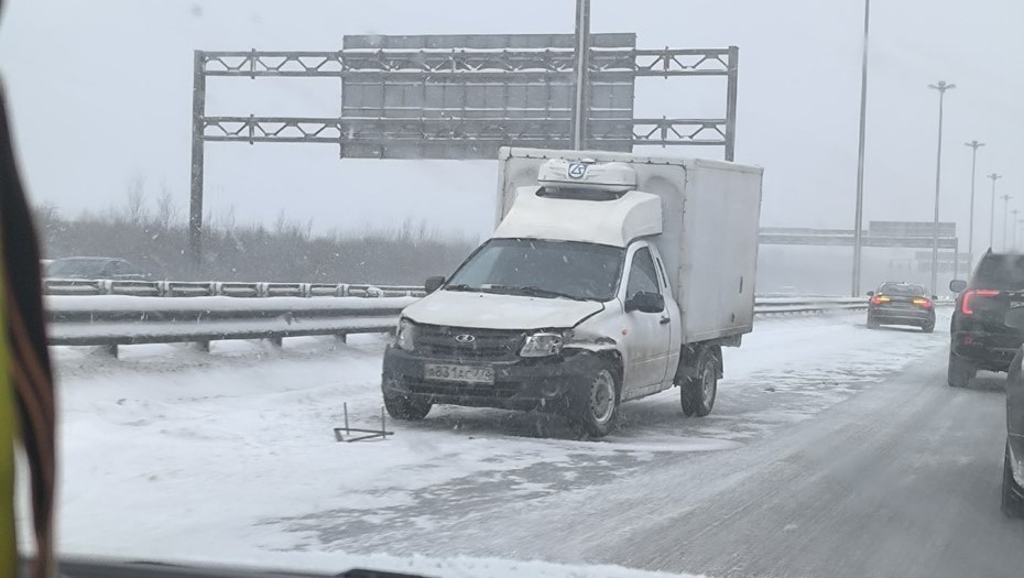 В аварию на КАД 10 января попали более 10 машин 