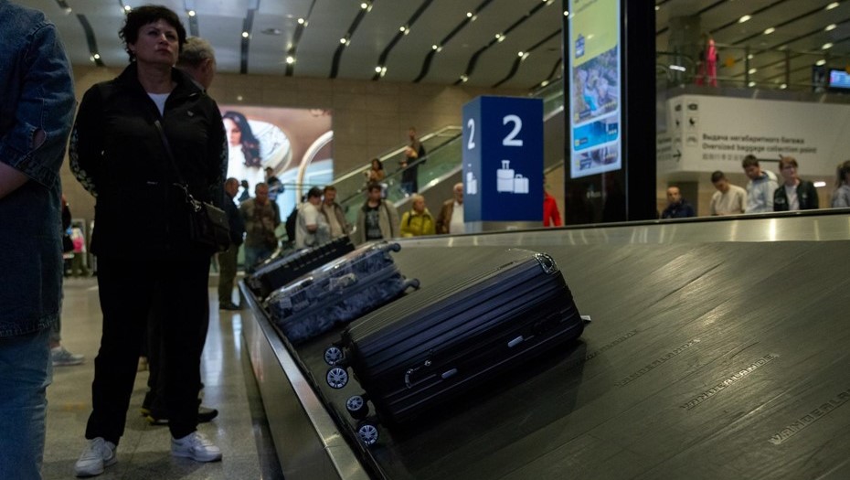 Аэропорт Пулково. Зона выдачи багажа.